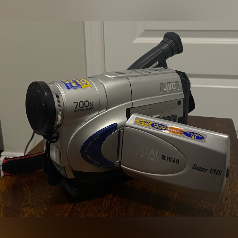 JVS Super-VHS Camcorder (GR-SXM260U) Charging cable and carrying strap included